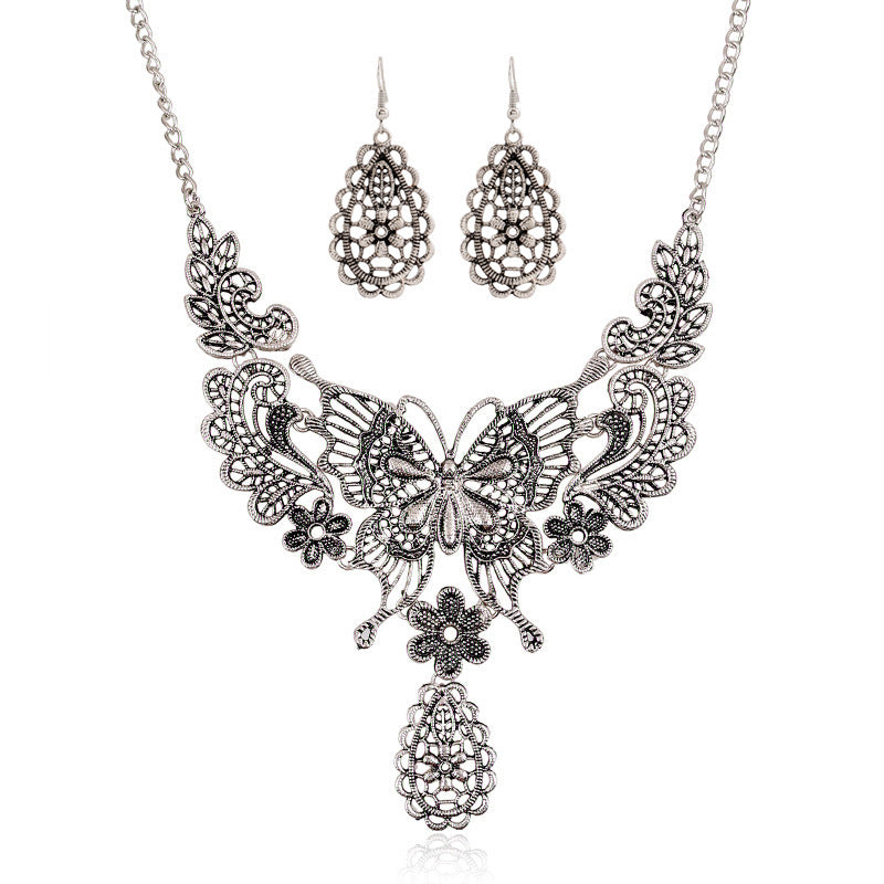 Short Hollow Butterfly Clavicle Necklace