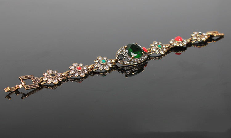 "Vintage Queen" -  Alloy Metal Bracelet