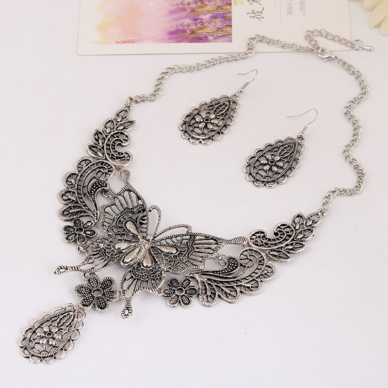 Short Hollow Butterfly Clavicle Necklace